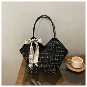 Stijlvolle dames tweed shopper tas met V-hals ontwerp en mooie decorative zijden sjaal.