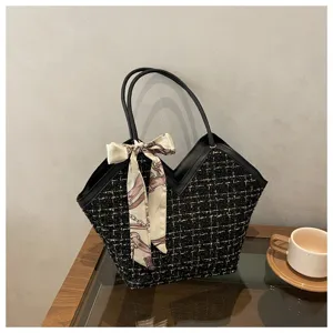 Chique zwarte tweed shopper handtas voor dames met zijden sjaal, stijlvolle schoudertas.