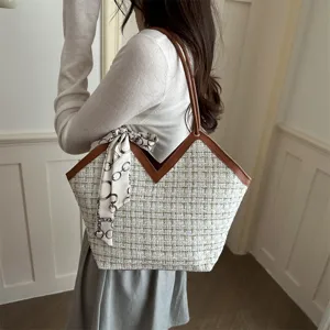 Stijlvolle dames tweed shopper tas, handige schoudertas met V-vormige rand en hippe sjaal.