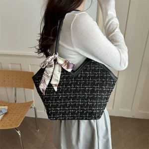 Chique minimalistische tweed shopper tas voor vrouwen, elegante zwarte schoudertas met sjaal.