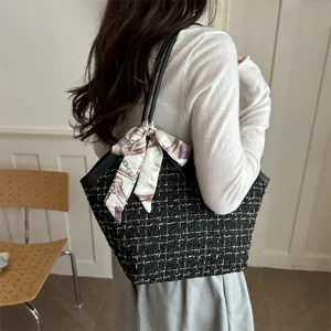 Chique zwarte tweed tote bag voor dames, elegante schoudertas met bedrukte sjaal.