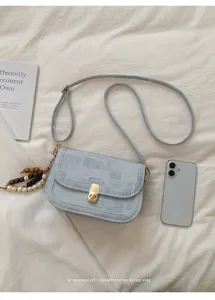 Sac bandoulière rétro bleu clair avec fermoir métallique et charm perle pour femme.