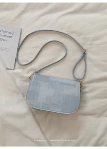 Sac à bandoulière rétro minimaliste bleu clair, élégant sac croisé pour femme chic.
