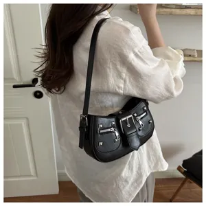 Chic borsa a spalla nera in pelle con borchie metalliche e cerniere stile retro.