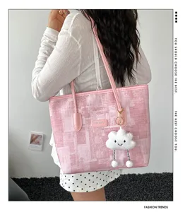 Grand cabas texturé rose pour femme, sac porté épaule idéal pour le travail et les loisirs.