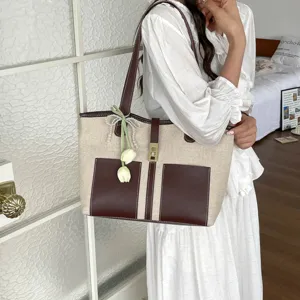 Bolso tote de lona para mujer con detalles de cuero marrón, cierre metálico y lindo colgante de tulipán.