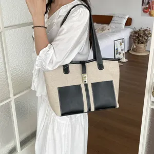 Amplio bolso tote de lona con detalles de cuero negro, elegante bolso de hombro.