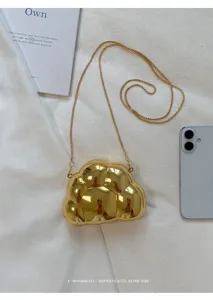Vue détaillée du mini sac bandoulière forme nuage métallique doré, esthétique rétro chic.