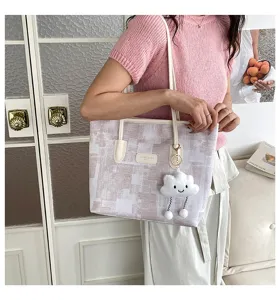 Vue détaillée du cabas de grande capacité à la mode avec joli pendentif nuage en peluche.