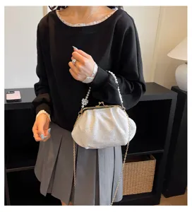Sac coquillage tendance à poignée de perles, fermoir élégant avec chaîne en métal élégante.