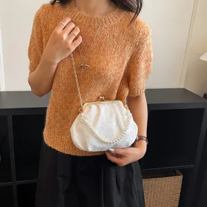 Sac bandoulière blanc en dentelle avec poignée perle et chaîne dorée pour femmes.