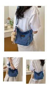 Casual γυναικεία τσάντα ώμου από denim, μοντέρνα κομψή τσάντα hobo με χαριτωμένο κρεμαστό αρκουδάκι.