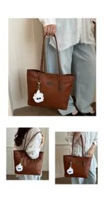 Detailansicht der braunen geflochtenen Ledertasche Shopper mit süßem weißen Plüschanhänger.