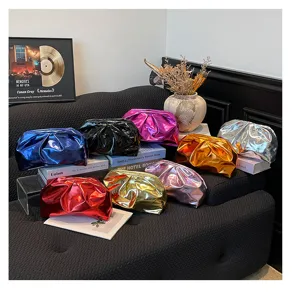 Vue détaillée de pochette clou métalliques plissées multicolores aux textures brillantes.