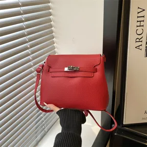 Sac à bandoulière rouge en cuir classique avec fermoir métallique et design coréen élégant.