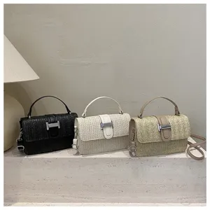 Vrouwen stro geweven schoudertas, trendy zomerse messenger tas met metalen sluiting detail.