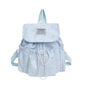 Hübscher hellblauer Freizeitrucksack mit Sternenmuster für Damen, Alltag und Reisen.