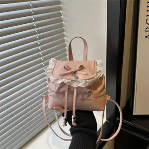 Grazioso piccolo zaino rosa da donna con fiocco e pizzo, stile dolce per viaggi quotidiani.