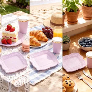 Vue détaillée d'assiettes jetables gaufrées violet clair élégantes et tasses assorties fêtes.