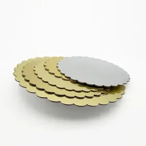 Detail de plateau a gateau rond ondule, pile de base de gateau en carton dore et argente.