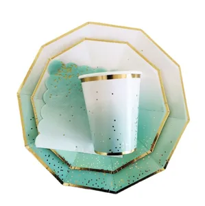 Assiettes en carton décagonales dorées dégradé vert menthe vaisselle de fête anniversaire