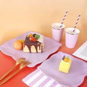 Ensemble de vaisselle jetable en papier gaufré européen pour gâteau d'anniversaire et fête.