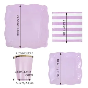 Ensemble de vaisselle jetable en papier de style européen avec assiettes et tasses.