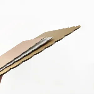 Support à gâteau carré et épais renforcé avec bord ondulé en or, argent et rose.