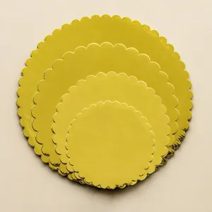 Plateaux à gâteaux ronds dorés, bord festonné en carton épais pour pâtisserie.
