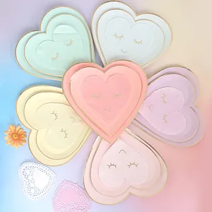 Ensemble d'assiettes et serviettes en papier jetables en forme de coeur pour anniversaire.