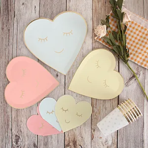 Set de table assiettes gobelets en carton cœur jetable, joli design visage pour anniversaire.