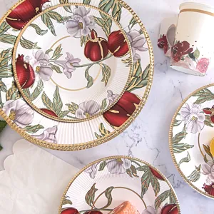 Ensemble d'assiettes et gobelets en papier jetables motif grenade rouge élégant pour fête.