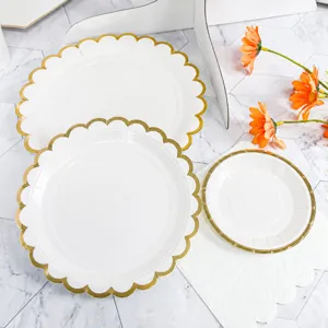 Wegwerp papieren borden set met gouden gegolfde rand voor feest picknick camping servies