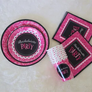 Rosa schwarzes Spitzen Partytischwaren Set mit Einweg Papptellern Bechern und Servietten.