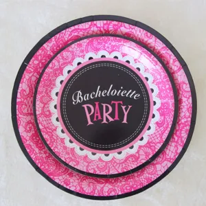 Rosa Party Pappteller Set mit schwarzem Spitzenmuster, ideal für Junggesellinnenabschiede.