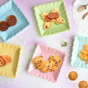 Assiettes en papier jetables imprimées de 7 pouces, vaisselle florale pour desserts de fête.