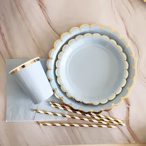 Blaues Einweg Pappteller Party Geschirr Set mit goldenem Wellenrand Design Details.