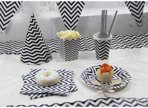 Detail de kit de decoration de fete chevron noir et blanc avec vaisselle et accessoires