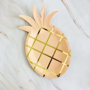 Goldfolie Ananas Pappteller Detailansicht, elegantes Einweggeschirr für Partydekoration.