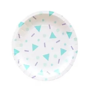 Einweg Pappteller Detail mit geometrischem Muster, ideal fuer Geburtstagsfeier und Hochzeit.