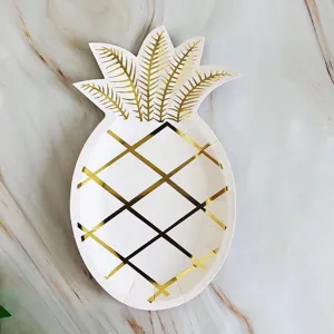 Nahaufnahme von Einweg-Papierteller in Ananas-Form mit eleganten Goldfolien-Details.