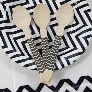 Lot de cuillères en bois à motif chevron noir et blanc pour décoration de fête d'anniversaire.