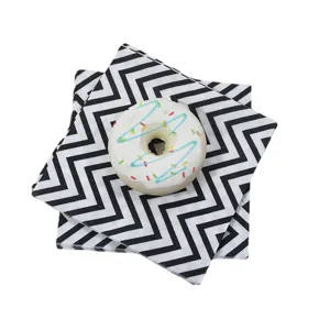 Assiettes en carton à motif chevron noir et blanc pour décoration de table de fête.