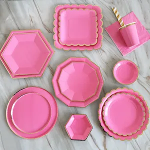 Vista dettagliata ravvicinata di piatti di carta usa e getta rosa e oro per feste.