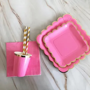 Set di piatti bicchieri tovaglioli di carta rosa con bordo dorato per festa picnic.