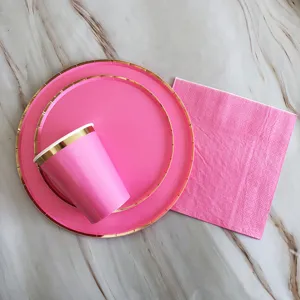Set di piatti di carta usa e getta rosa e tazze dorate, ideale per feste, picnic e celebrazioni.
