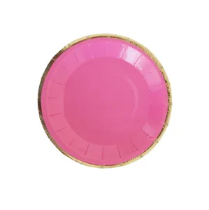 Piatto di carta usa e getta rosa con bordo dorato elegante per feste e picnic ecologici.
