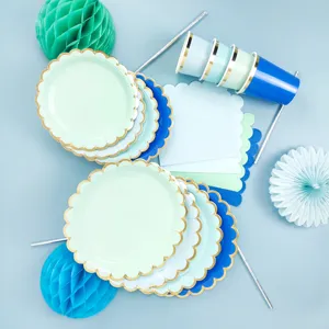 Einweg Party Geschirr Set mit wellenförmigen Papiertellern, Bechern und Servietten.