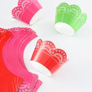 Kleurrijke kant cupcake wikkels en bakpapier kopjes set voor feest dessert decoratie