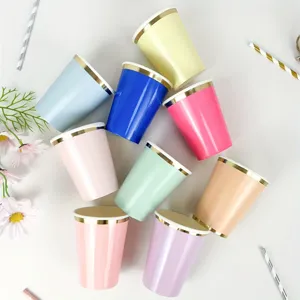 Gobelets en papier jetables colorés avec bordure dorée, parfaits pour toutes vos fêtes.